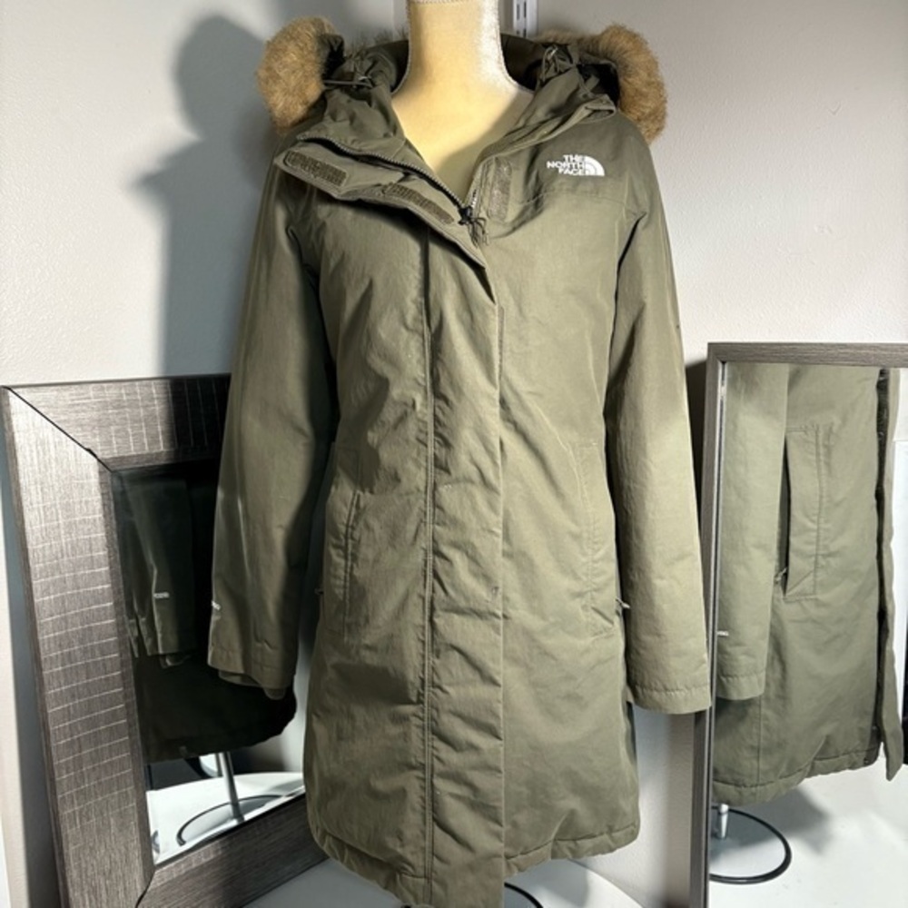 The North Face woman’s Arctic down Parka size small